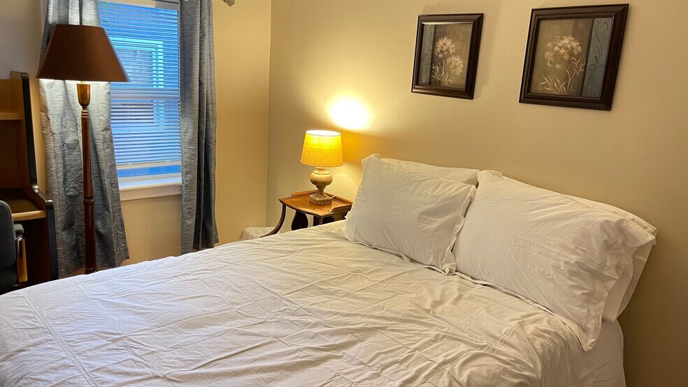 Bedroom 3 with queen bed - 3 Stanford Rd W