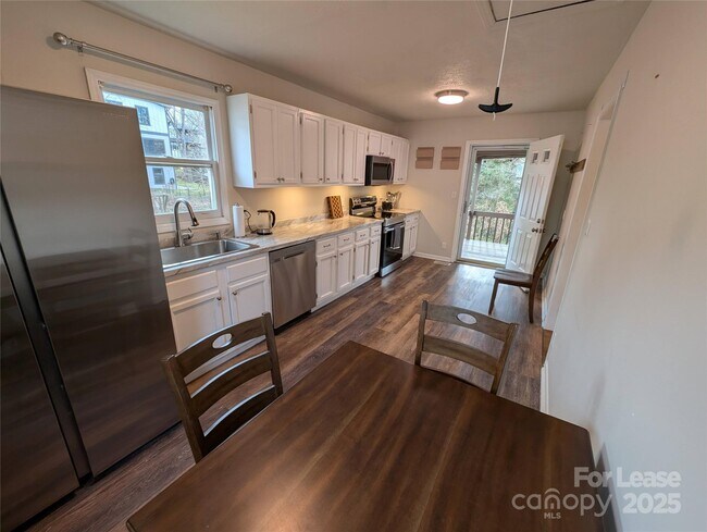 Building Photo - 25.5 Woodrow Ave