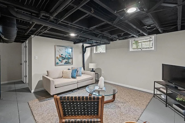 Building Photo - Gorgeous 5 bed 3.5 Bath in Madisonville!!