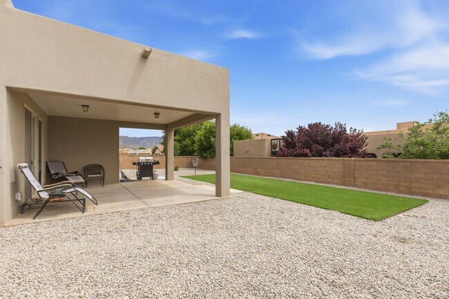 Building Photo - Pristine Four Bedroom 2 Bath home in Mesa Village