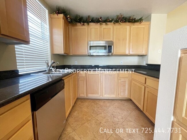 Building Photo - 2 BEDROOM HIGHLY UPGRADED PARK AVENUE CONDO!