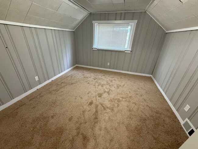 Building Photo - 2111 Old Paris Rd