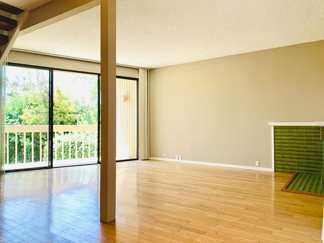 Building Photo - LIVE IN LA JOLLA! LOVELY TOWNHOME WITH BEA...