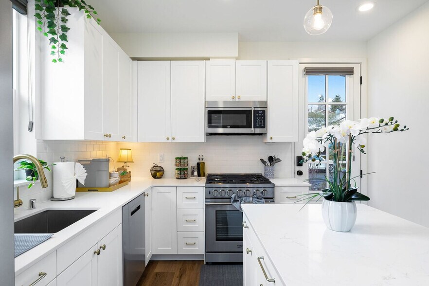 Building Photo - 4404 37th Ave SW