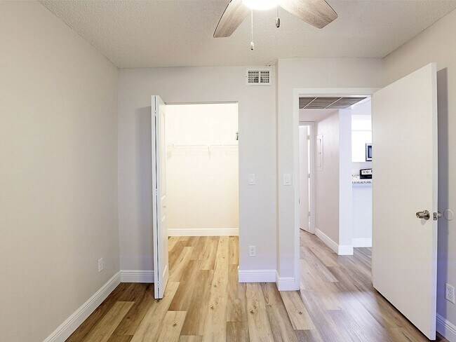 Building Photo - 5305 Summerlin Rd