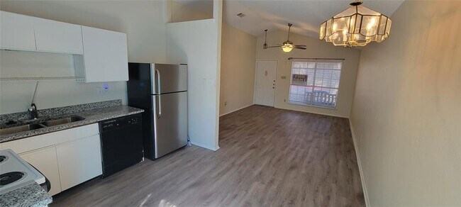 Building Photo - 1015 E Yager Ln