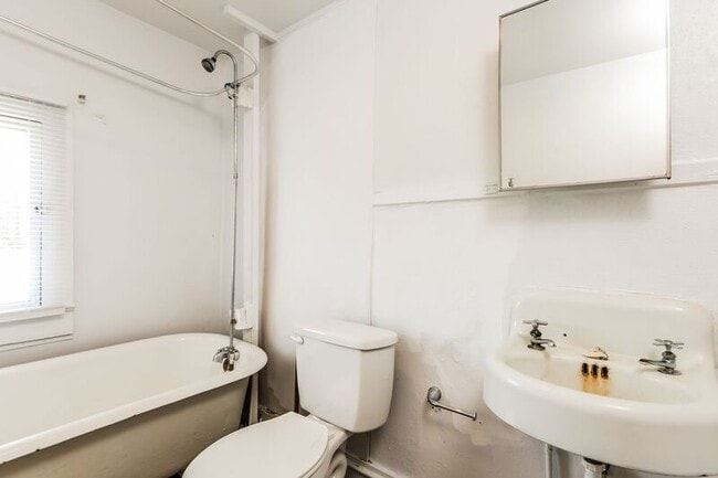 Building Photo - 215-217-217 Warren Dr