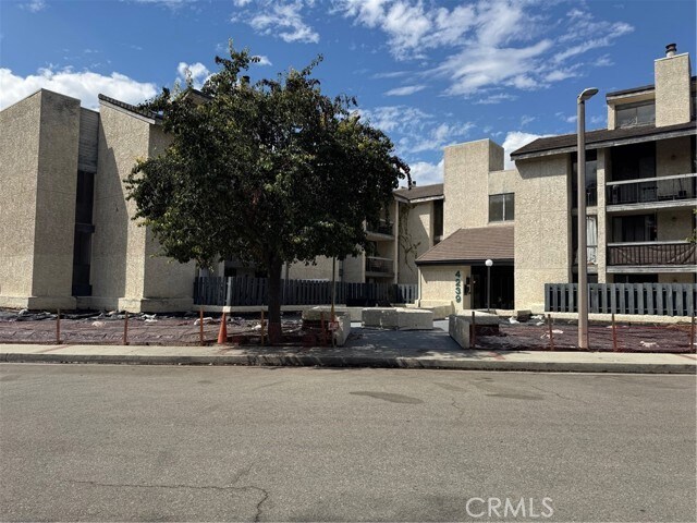 Building Photo - 4239 Vía Arbolada