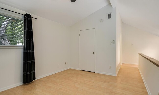 Building Photo - 2202 W 9th St