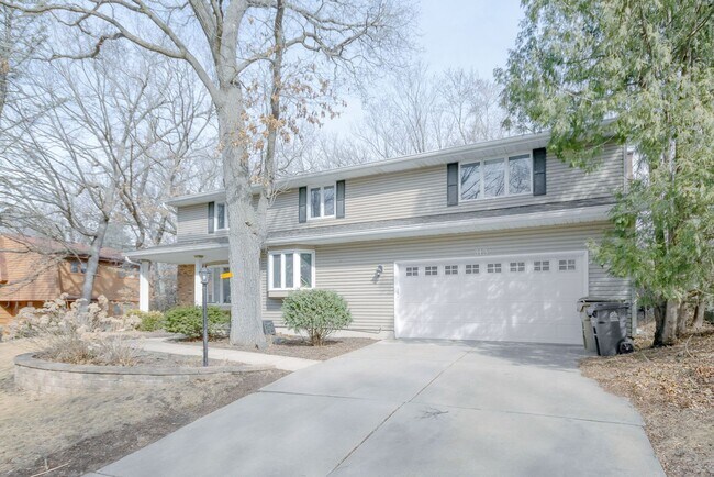 Building Photo - Fully Furnished 5 Bedroom 2.5 Bathroom in Madison, WI