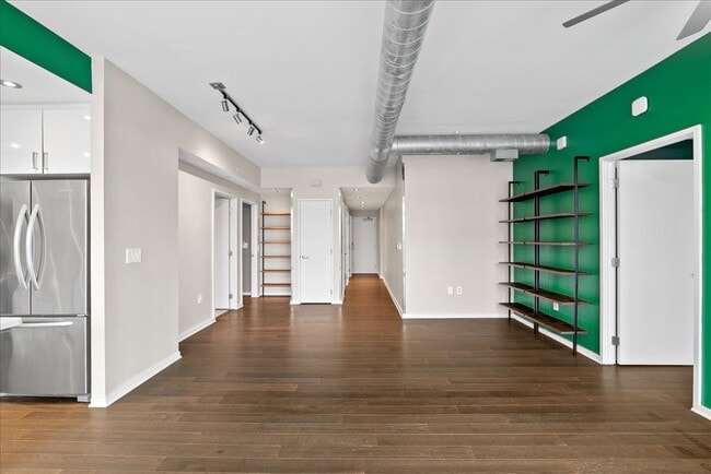 Building Photo - Experience Luxury Living in the Heart of Clarendon