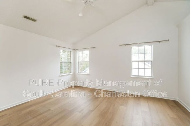 Building Photo - 1928 Oak Tree Ln