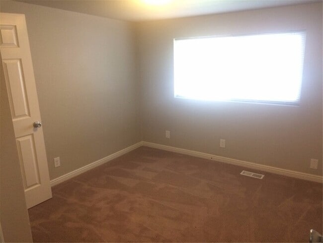Building Photo - 1075 860 N