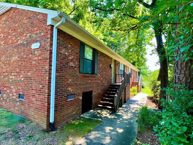 Building Photo - Three-Bedroom, Two Bathroom at Hill Street Duplex