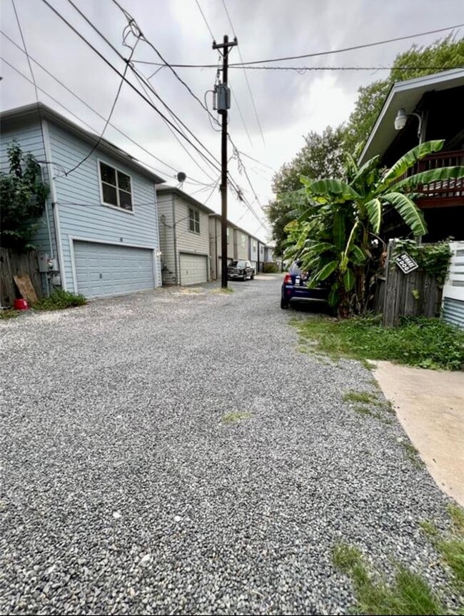 Building Photo - 814 1/2 W 21st St