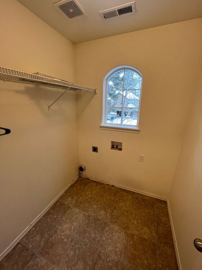 Building Photo - 3 Bed/2.5 Bath Single Family Home in River Canyon Estates