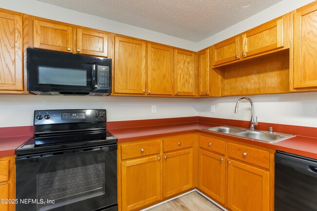 Building Photo - 737 Cypress Ave N