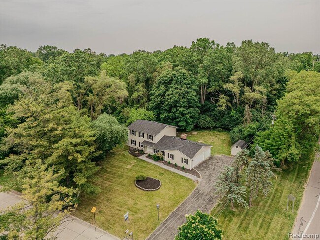 Building Photo - 21993 Riverview Dr