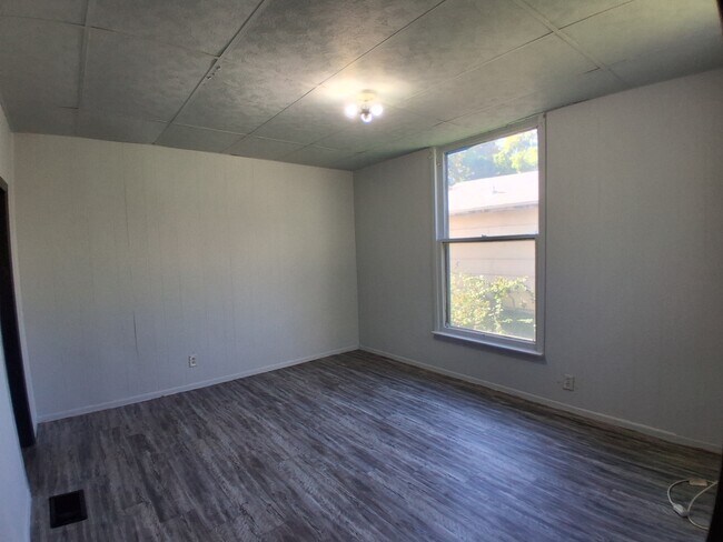 Building Photo - 714 Bryan Ave