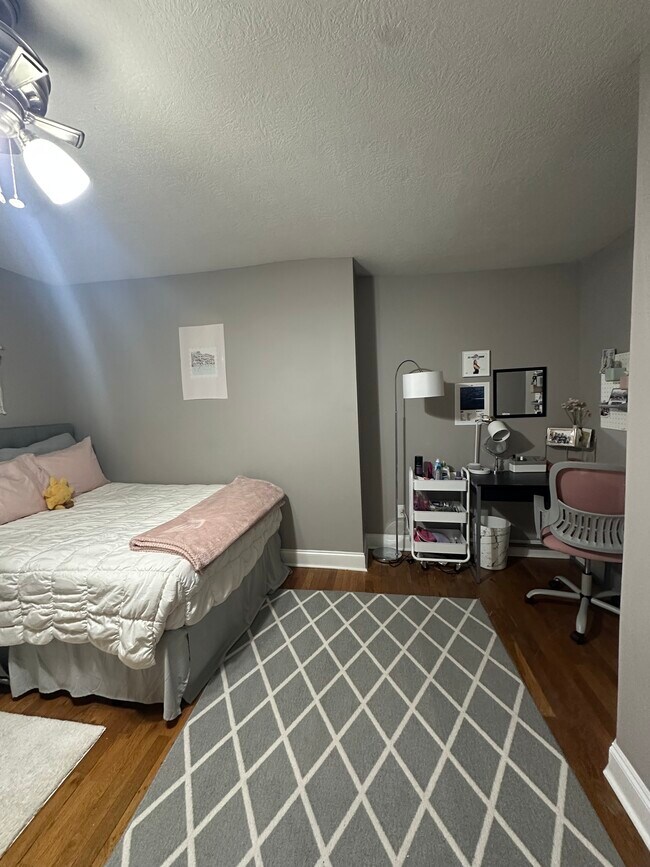 Building Photo - 314 Pleasant St