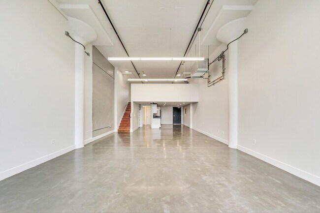 Building Photo - Two level loft with great light and ample ...