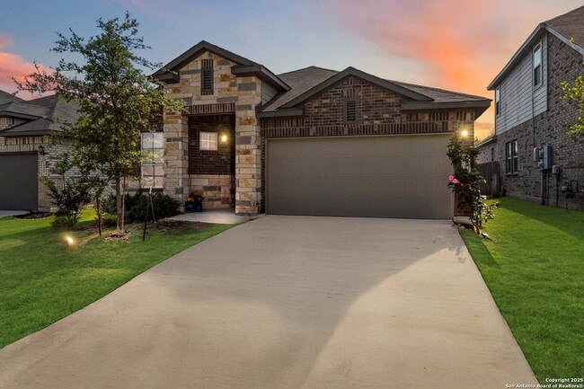 Building Photo - "Charming 3-Bedroom Home with 2 Full Baths and 1902 Sq Ft of Comfort in San Antonio!"