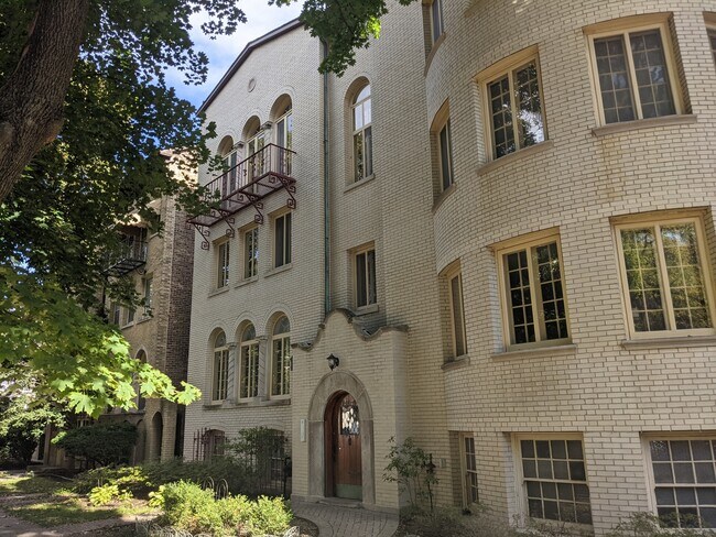 Primary Photo - 7447 N Hoyne Ave