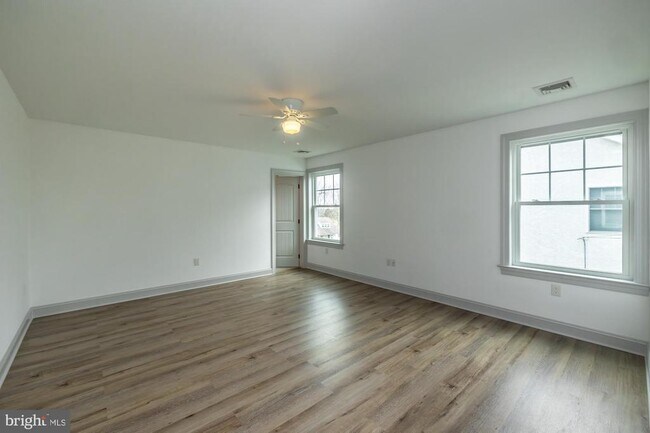 Building Photo - 411 James St