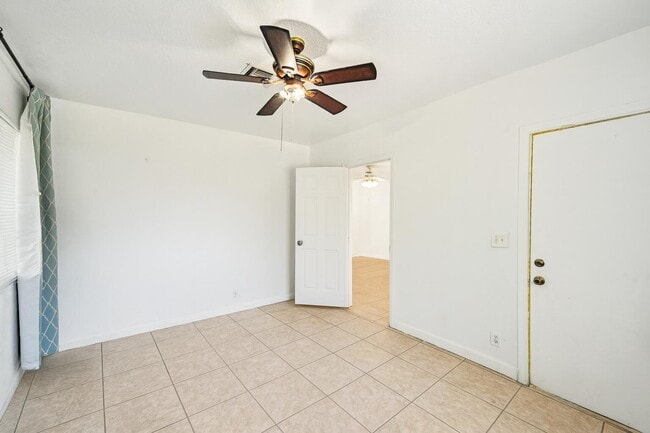 Building Photo - 423 Kern St