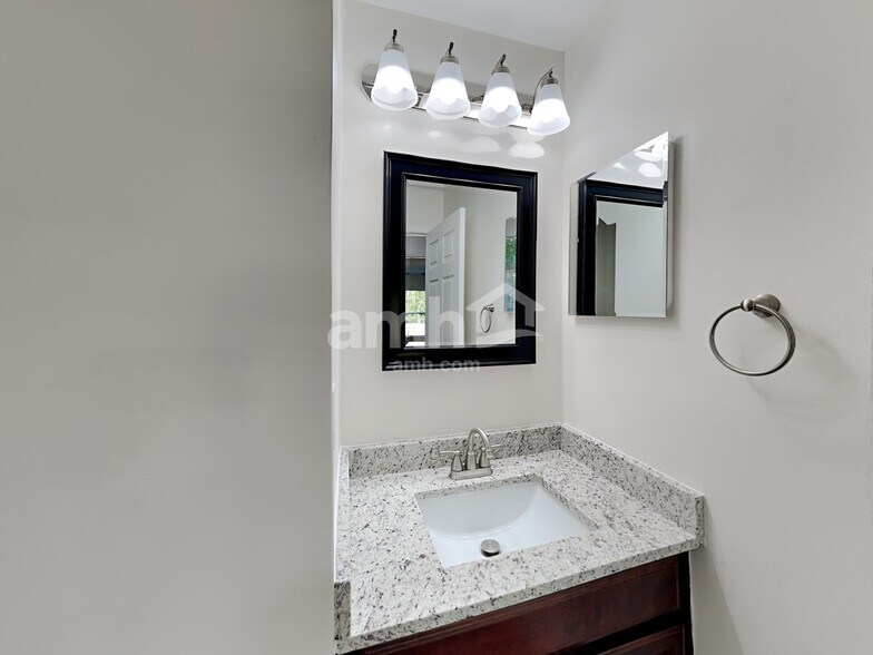 Building Photo - 1411 Samantha Cir S