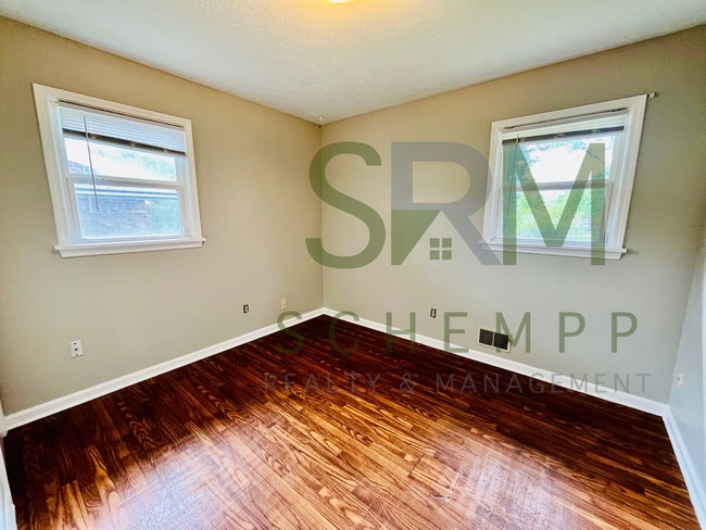 Building Photo - **NOW AVAILABLE** Updated 3BR Ranch in Shively Section 8 Accepted