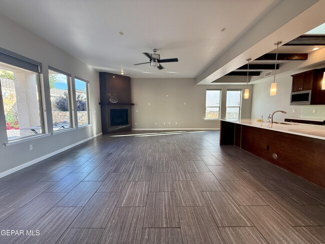 Building Photo - 1252 Desert Mirage Pl