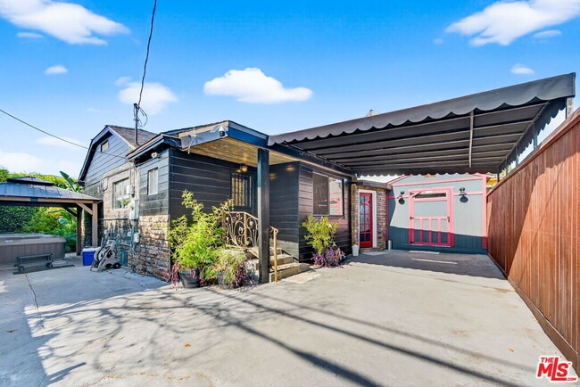 Building Photo - 1200 Tamarind Ave