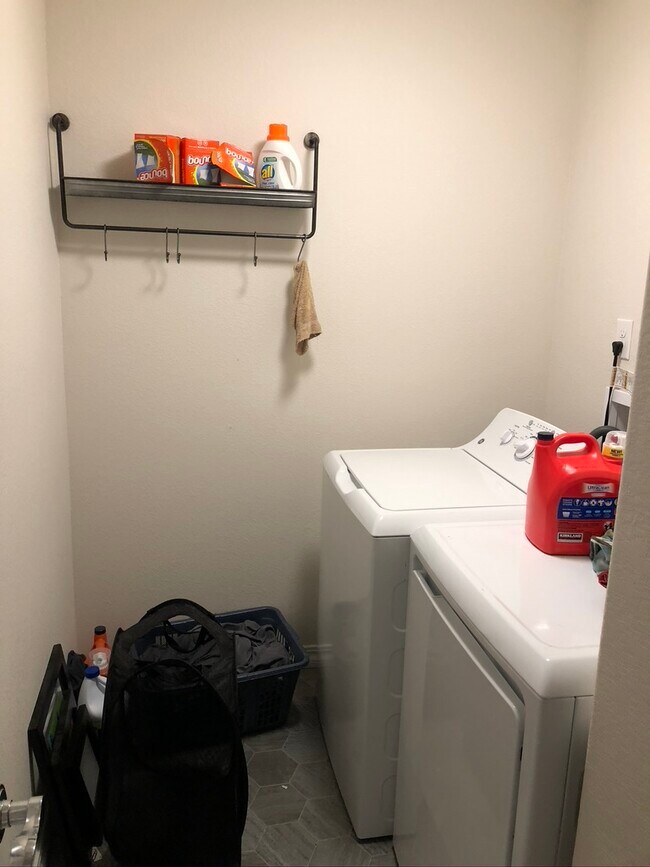 Laundry room - 1173 Solitaire St