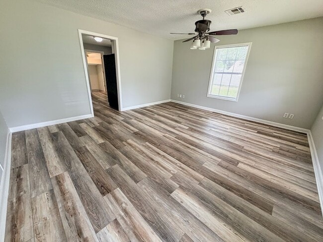 Building Photo - Updated 2 bedroom/1.5 bathroom home in Lake Charles with a large bonus room!