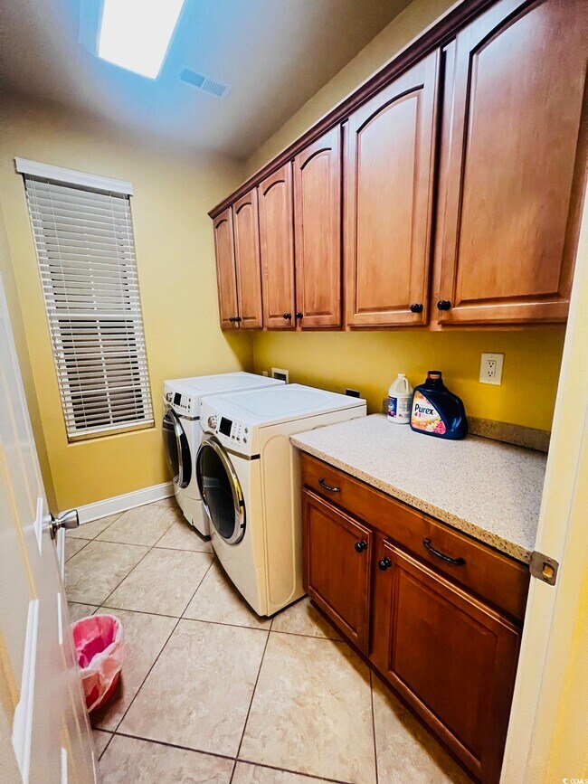 Building Photo - 584 Summerhill Dr