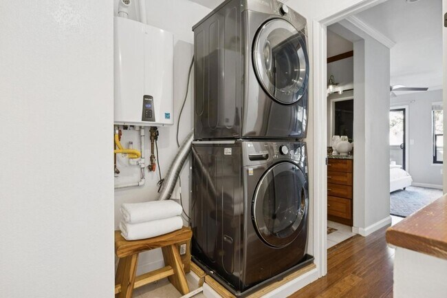 Building Photo - 646 S Ahwanee Terrace