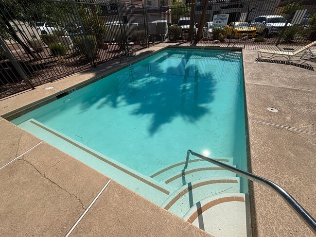 Building Photo - Beautiful 3Bed/3Bath Townhome w/ Garage lo...