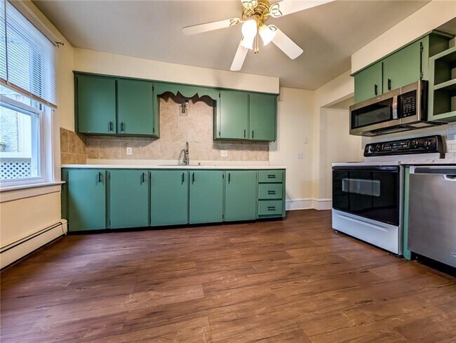 Building Photo - 1425 Manville Rd