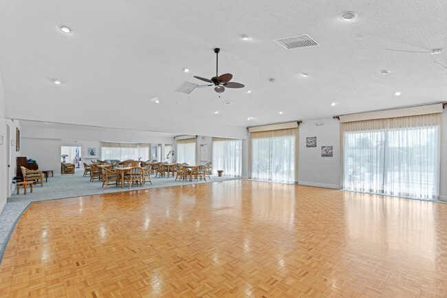 Building Photo - 8555 Bella Vista Dr