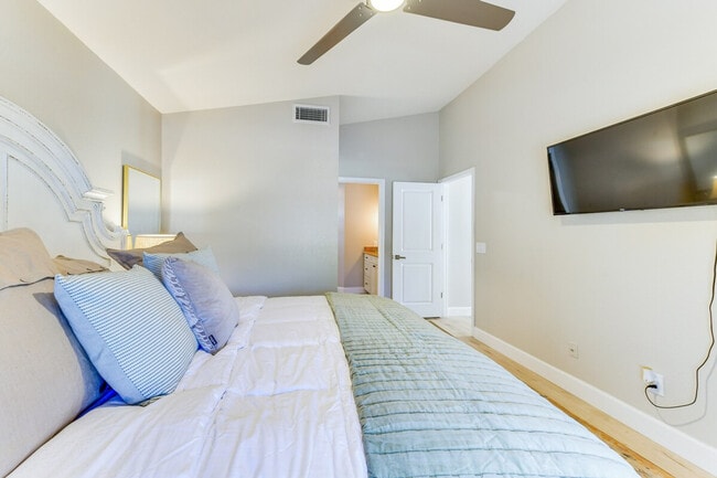 Building Photo - 1120 N Val Vista Dr