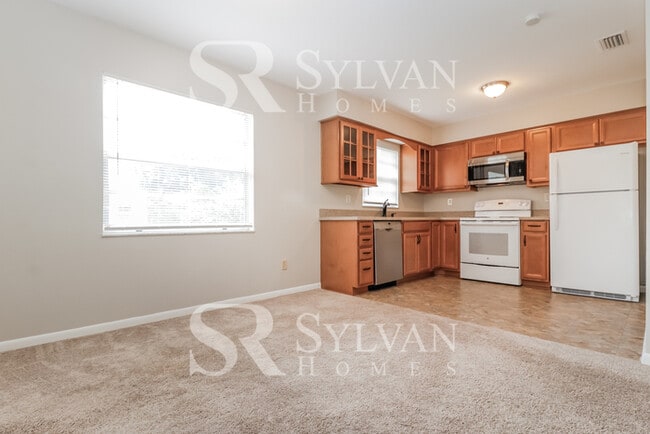 Building Photo - Welcome home to this 3 bedroom, 1 bathroom home