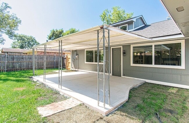 Building Photo - 15707 Amapola Dr