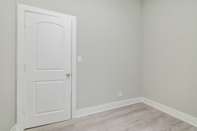 Building Photo - 2448 S Oakley Ave