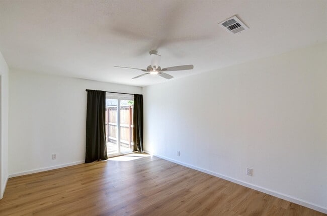 Building Photo - 1067 W Sierra Ave