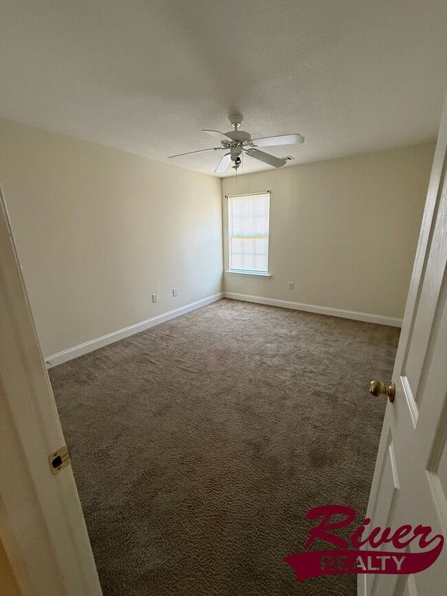 Building Photo - 3 Bedroom 2 Bath Townhome