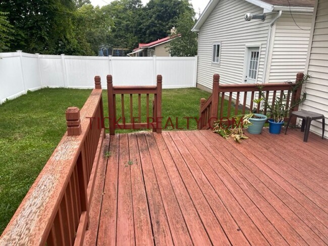 Building Photo - 3 Bedroom Ranch - Huge Garage - Fenced Yard