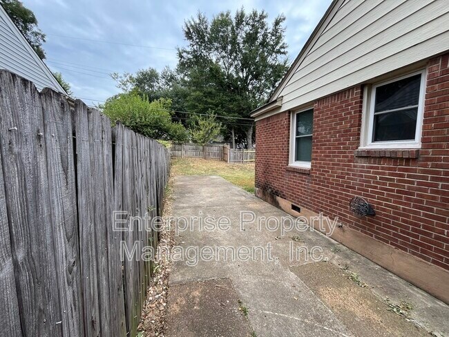 Building Photo - 3938 Brennan Dr