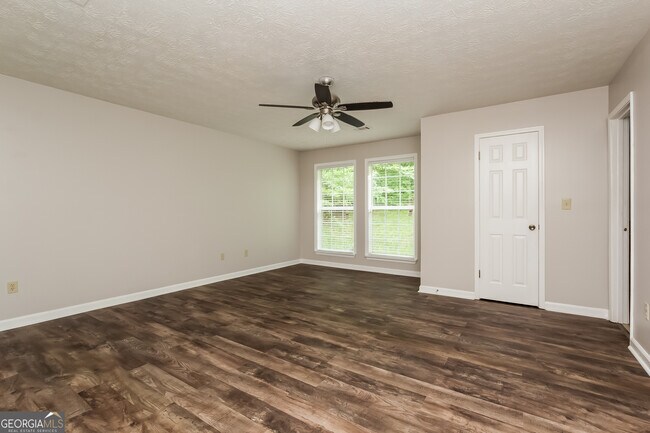 Building Photo - 8560 Glenwoods Dr
