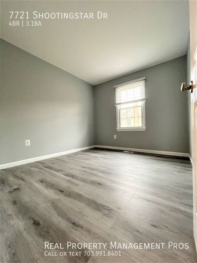 Building Photo - COMPLETLEY UPDATE!!   LARGE 4 BEDROOM 3.5 ...